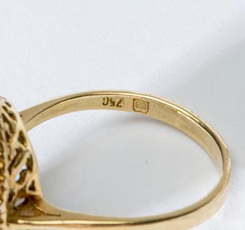RING, 18 K guld med safirer, smaragder samt en briljantslipad diamant ca 0.10 ct. Vikt ca 9 g.