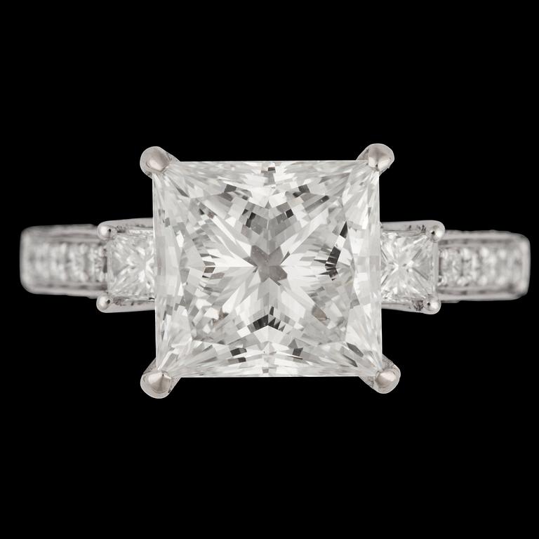 RING, prinsesslipad diamant, 4.03 ct. samt mindre briljantslipade diamanter.