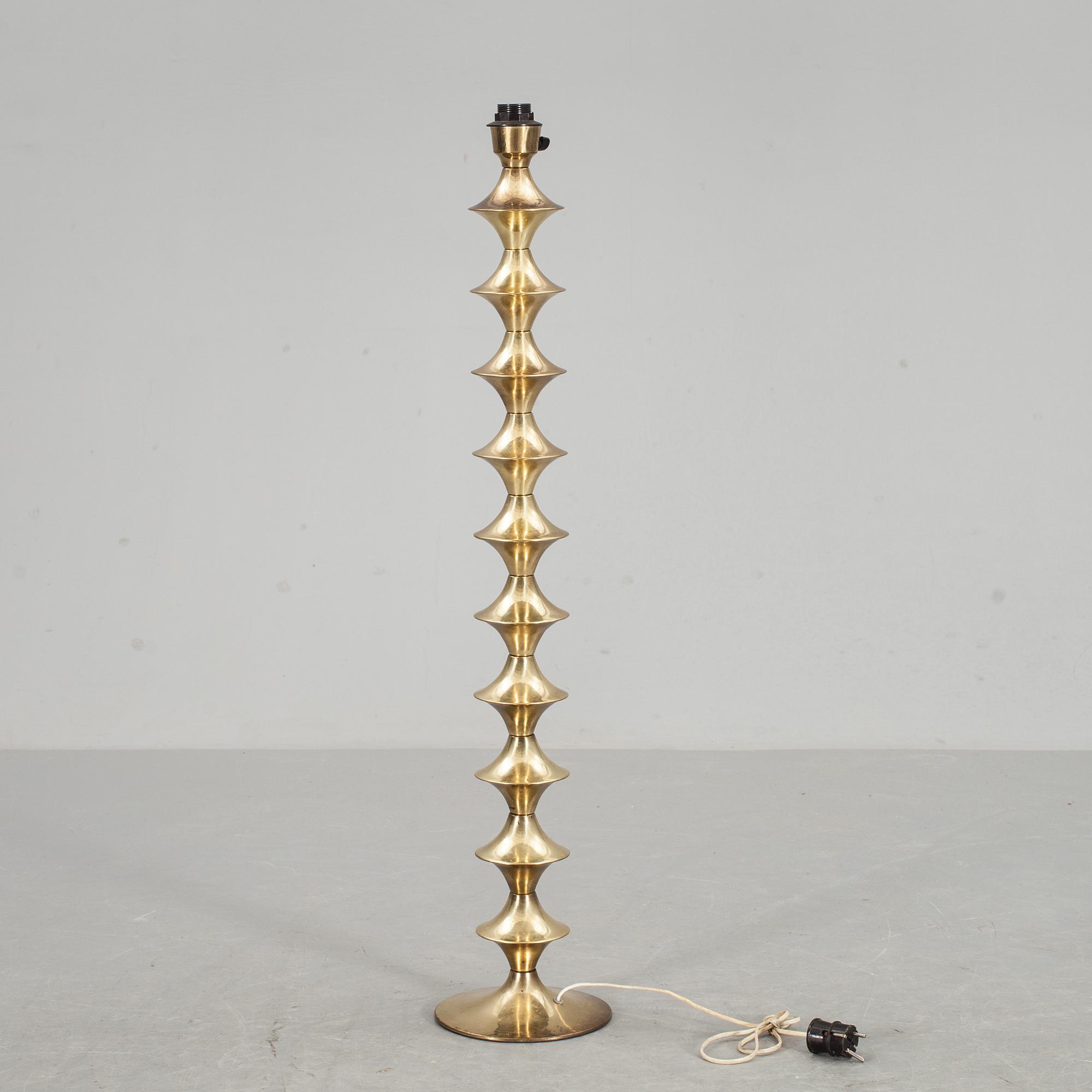 GOLVLAMPA. mässing, 1900-talets andra hälft.