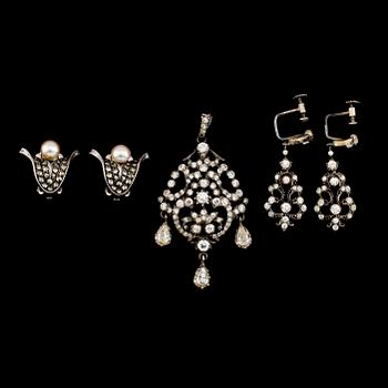 HÄNGE OCH ÖRHÄNGEN, 2 par, silver och bla markasiter, omkring år 1900.