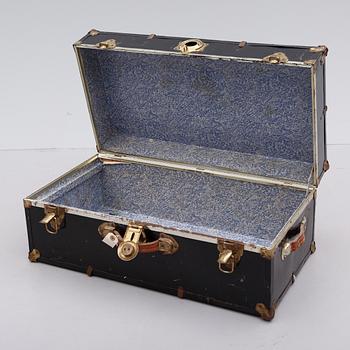 KOFFERT, målad plåt, tidigt 1900-tal.