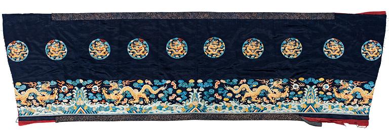 AN ALTAR DRAPE, embroidered silk. A fragment. China late Qing dynasty. 66,5 x 213-231,5 cm.