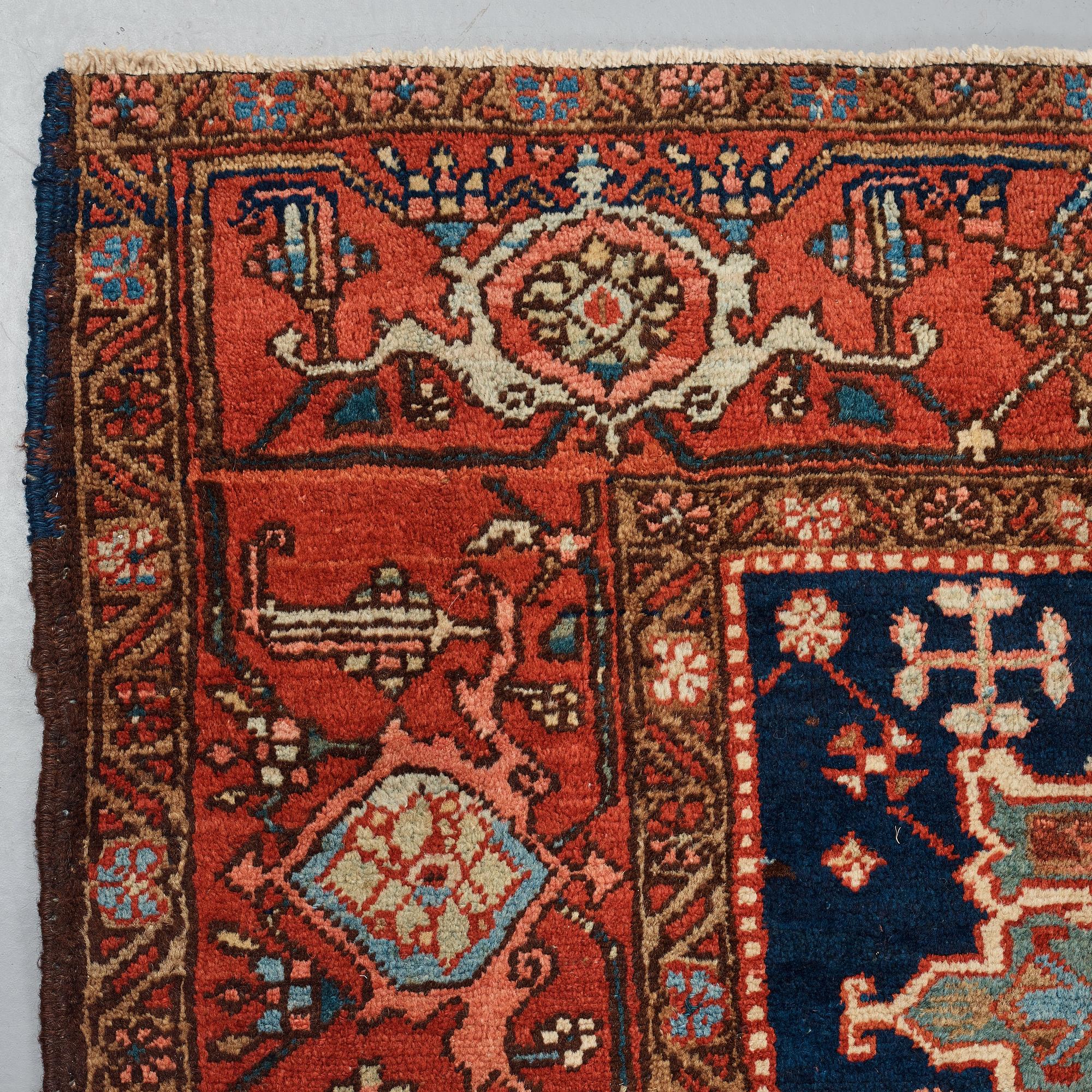 A CARPET, a semi-antique Heriz, 335,5-337,5 x 237-240 cm.