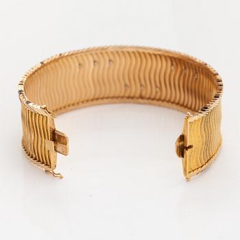 Armband, 18K guld, safirer, smaragd, diamanter ca 0.075 ct  tot. Importstämplat Koruteollisuus Tillander, 1962.