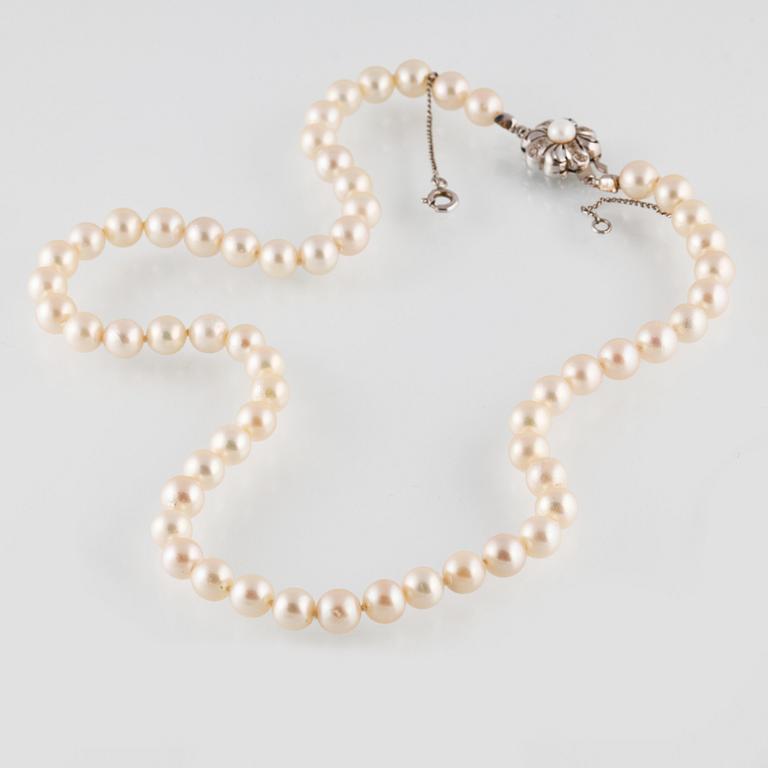 COLLIER, odlade pärlor med lås i 14K vitguld och fasettslipade vita stenar. Vikt 27,2 gram.