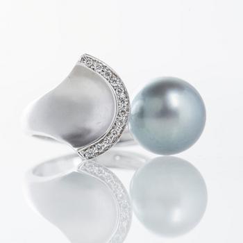 RING, 18K vitguld med odlad tahitipärla samt briljantslipade diamanter ca  0.12 ct.