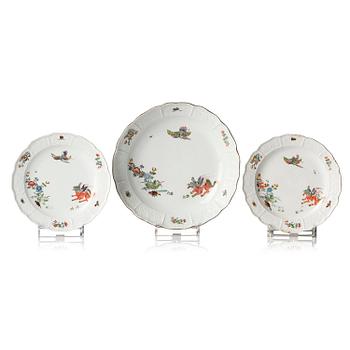 534. A Meissen 'Koreanische Löwen' dish and two plates, 18th century.