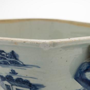 A blue and white tureen with cover and a dish, Qing dynasty, Qianlong (1736-95).