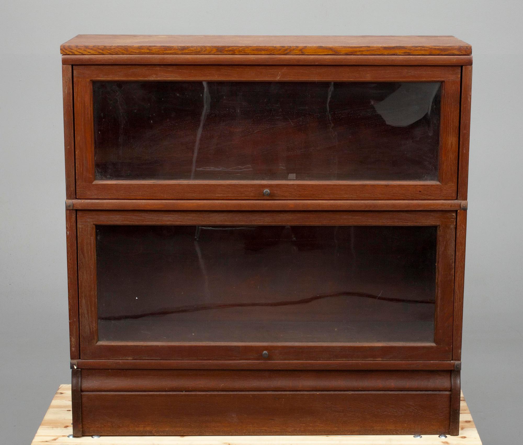 BOKHYLLA, ek,  stämplad Billnäs Bruks Ab, 1900-talets början.