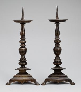LJUSSTAKAR, ett par, mässing, barock, 1600-tal.