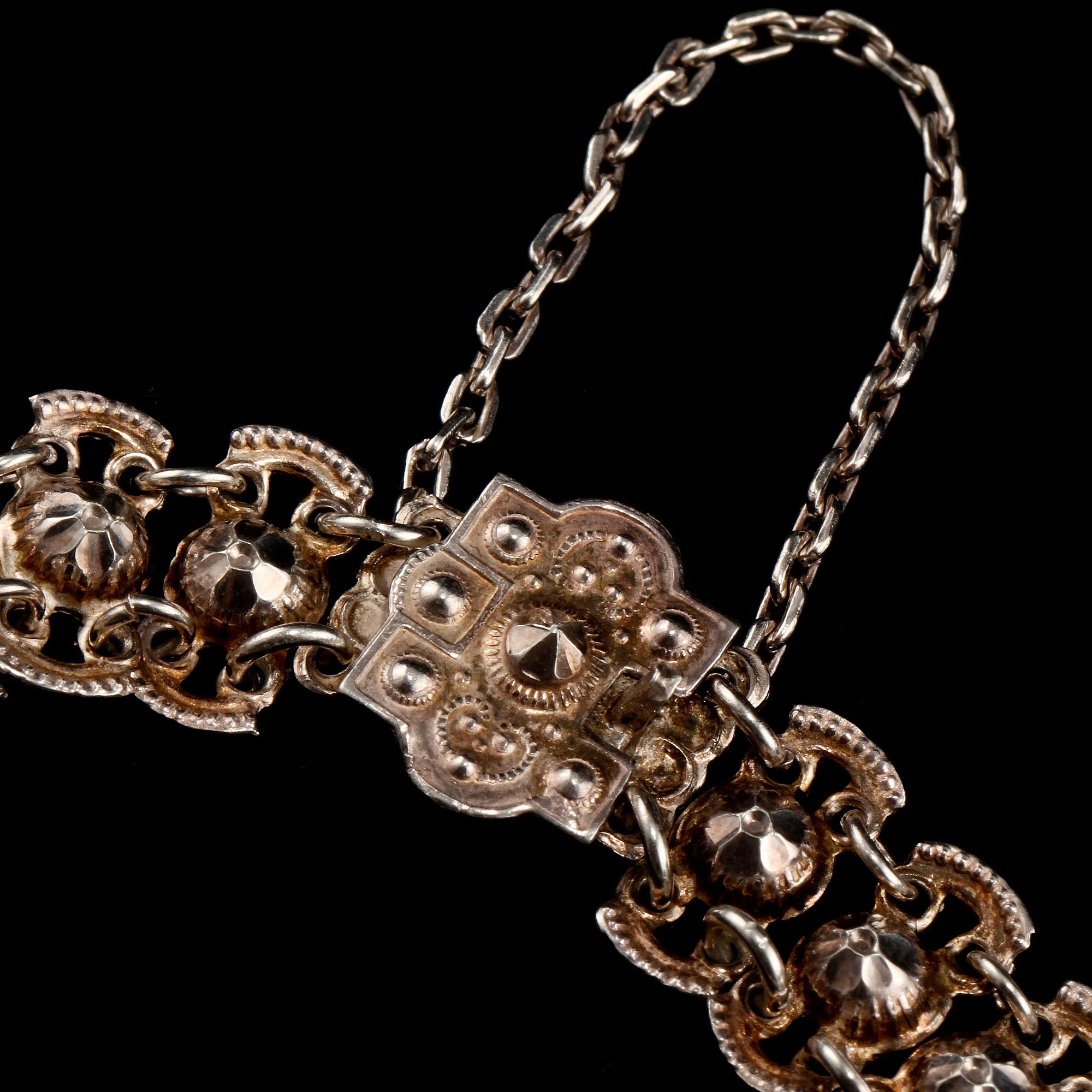 DRÄKTSMYCKEN, 2 st. Silver. 1800-talets mitt. Vikt 33 g.