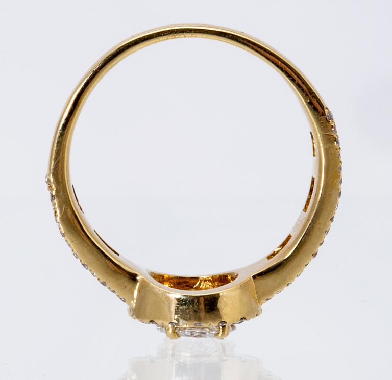 Ring 18K gold navette, brilliant and baguette-cut diamonds approx 1,5 ct in total.