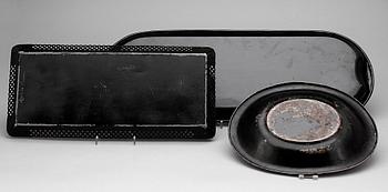 BRICKOR samt BRÖDSKÅL, bemålad plåt, 3 st, 1800-tal.