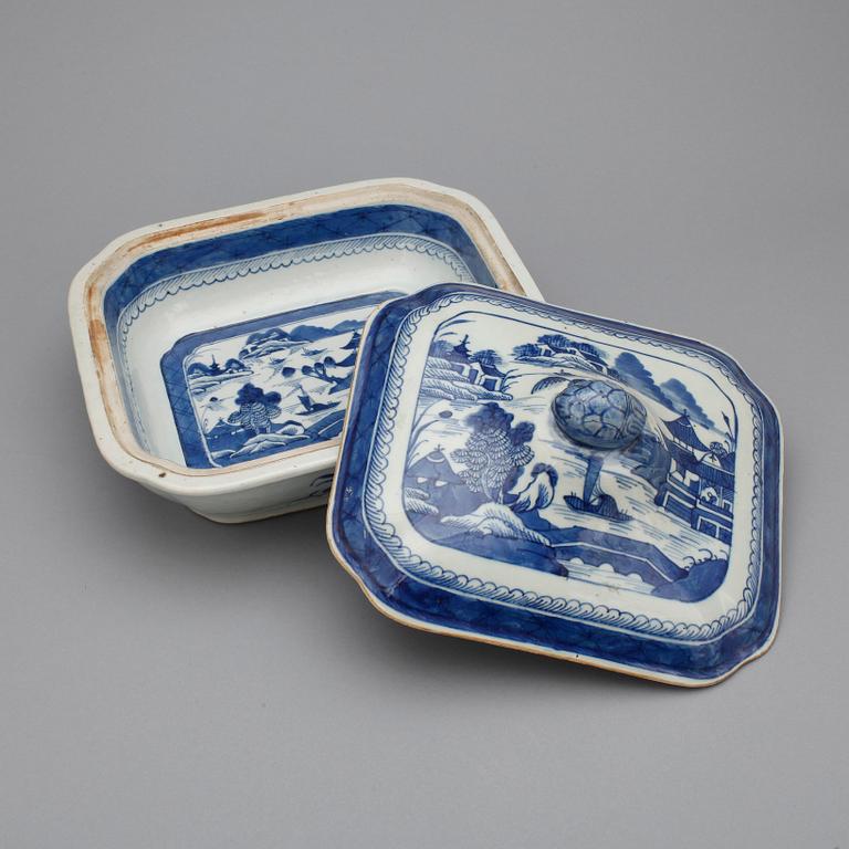 TERRIN MED LOCK, porslin. Qing dynastin, 1800-tal.