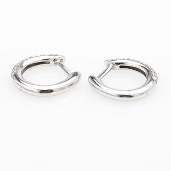 Örhängen, ett par, 18k vitguld med diamanter.