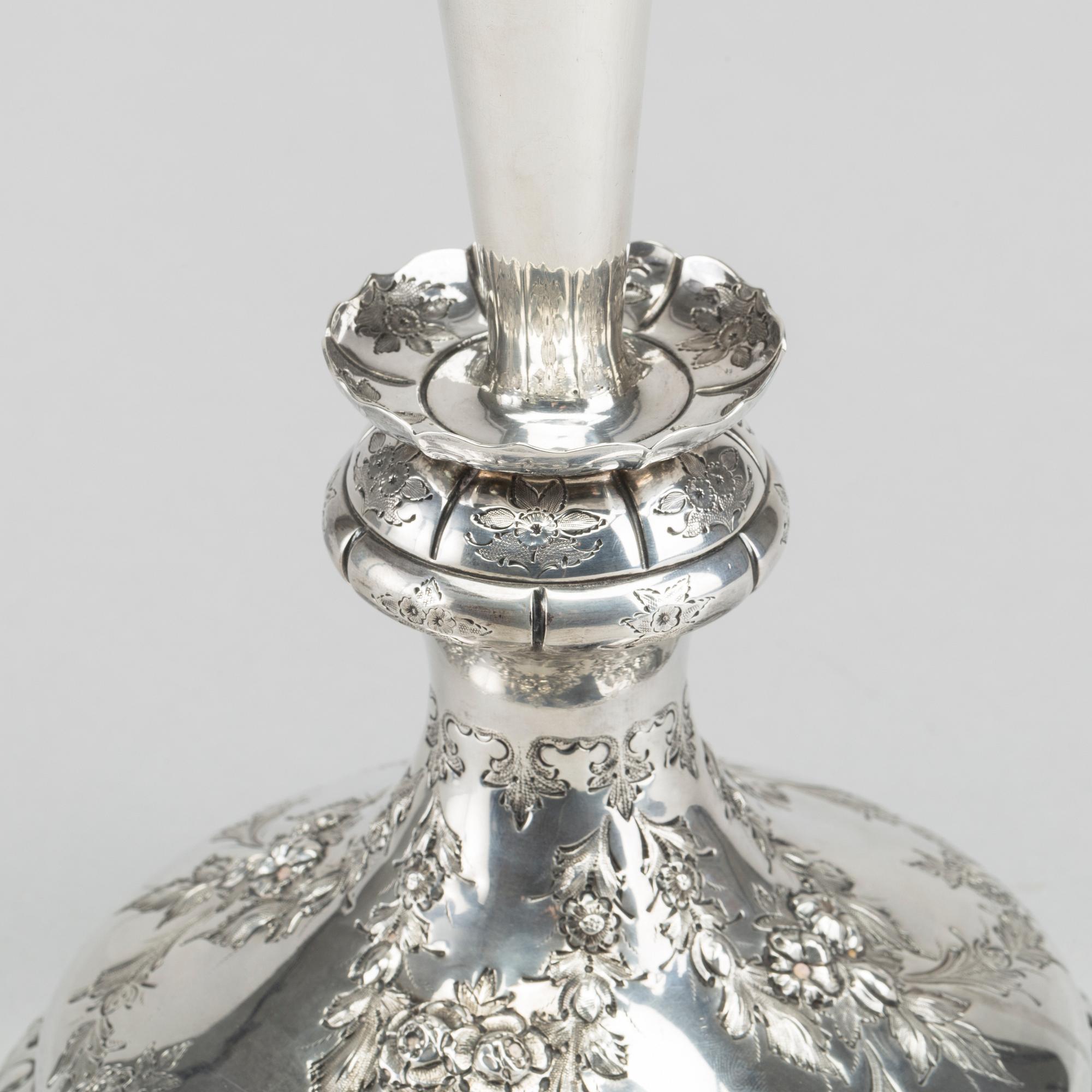 A SILVER VASE FROM SHEFFIELD, England, 19th century, weight ca 490g.