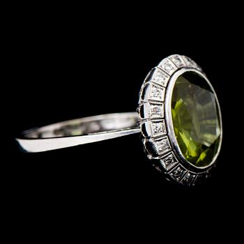 A RING, facetted peridote, 8/8 cut diamonds, 18K white gold. Joensuun Kultaseppä, 1977.