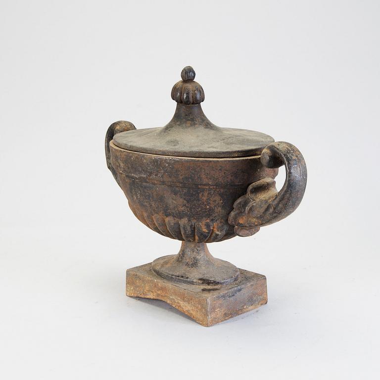 TRÄDGÅRDSURNA I GJUTJÄRN, empirestil, 1900-talets början.