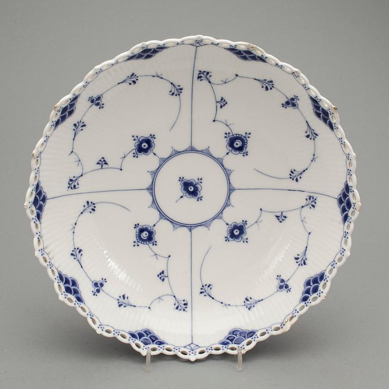 SERVISDELAR, ca 90 delar, porslin, "Musselmalet", Royal Copenhagen.
