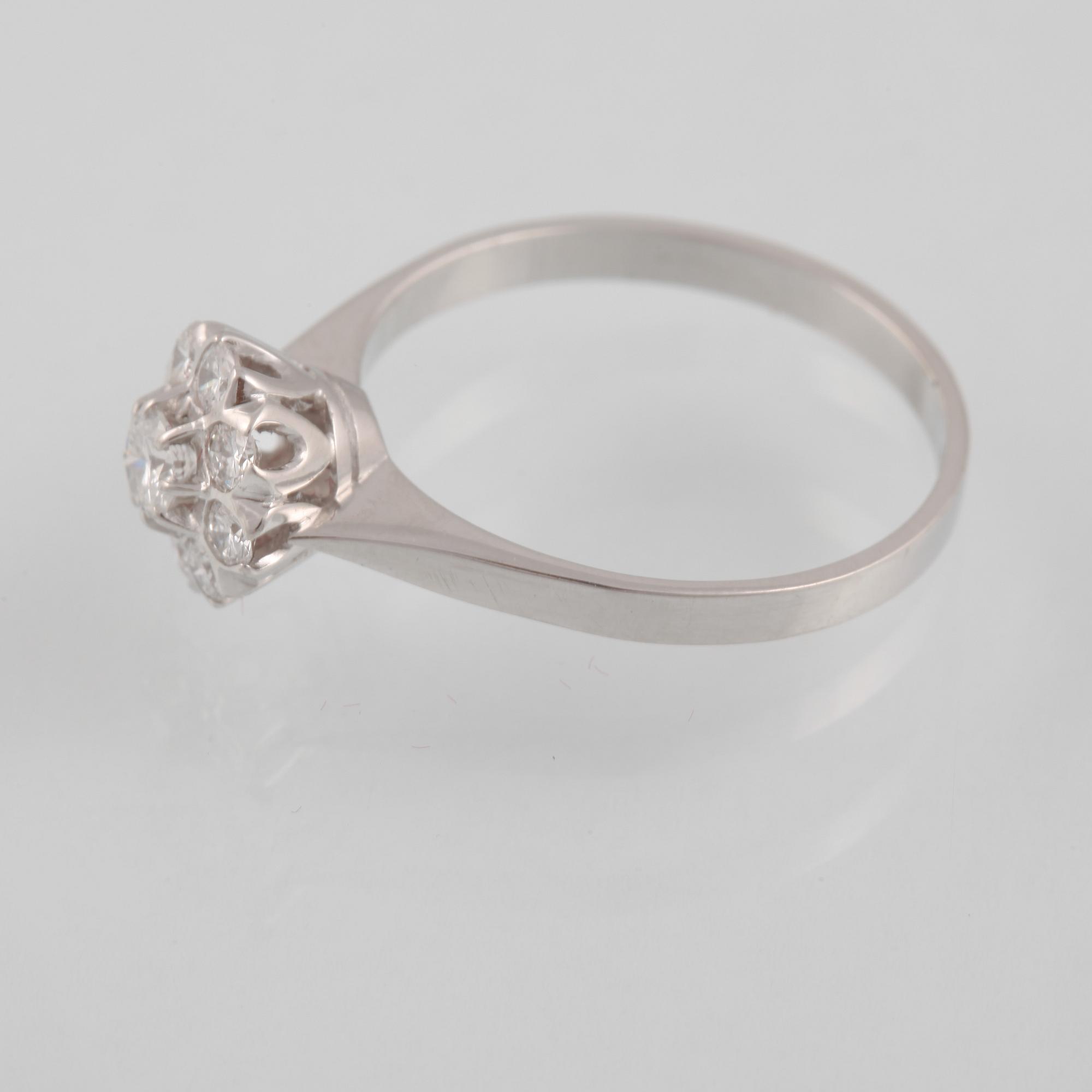 RING, 18K vitguld med 9 briljantslipade diamanter 0,58  Lennart Magnusson, Göteborg,1979. Vikt 3,6 gram.