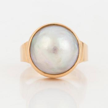 A mabé pearl ring.