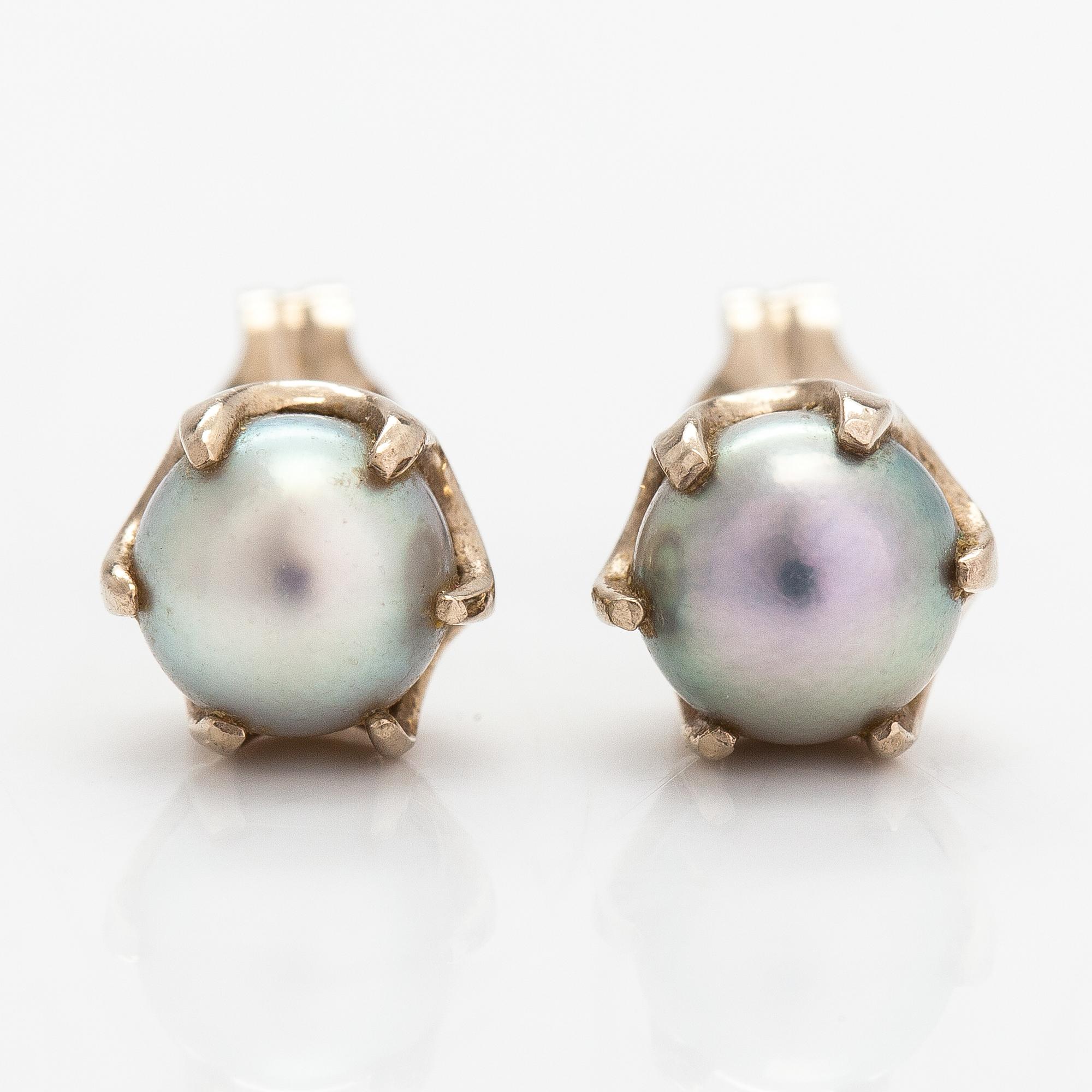 A pearl collier and earrings, 18K white gold, sterling silver and cultuted pearls.