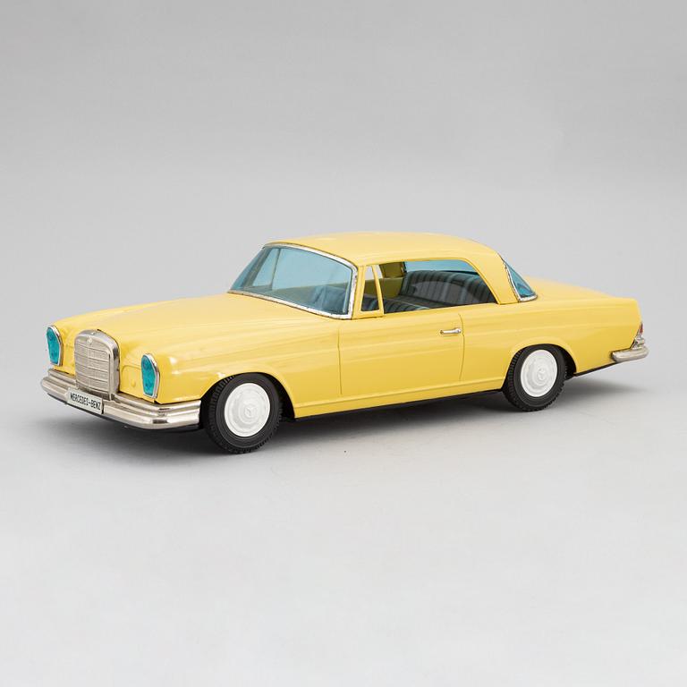 A scale tin model of a Mercedes-Benz 300 SE by Ichiko, in a box.