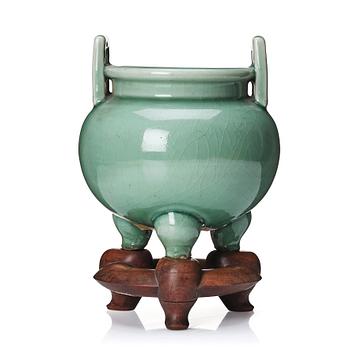 Rökelsekar, tripod, celadon. Qingdynastin (1644-1912).