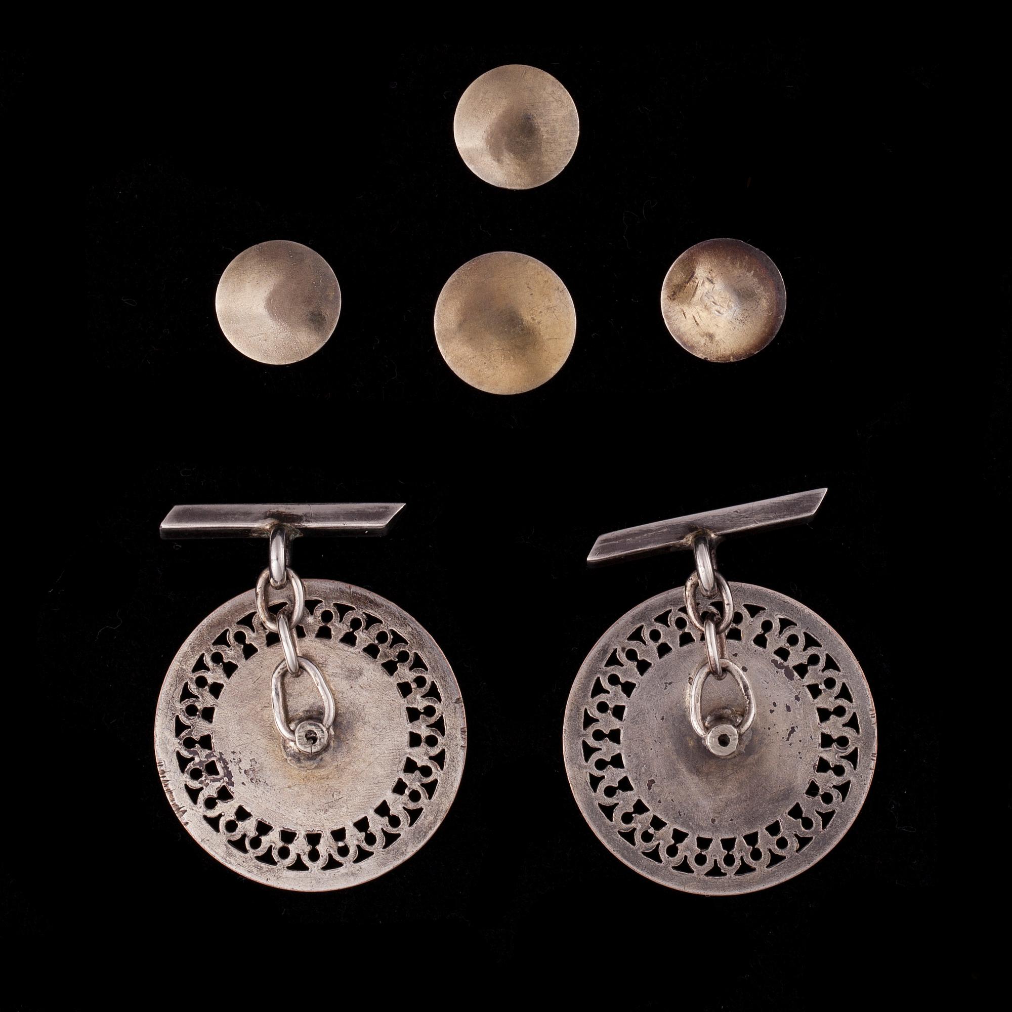 MANSCHETTKNAPP samt 4 FRACKKNAPPAR, silver, emaljering. Frankrike 1900-talets början. Vikt tot. 10,6 g.