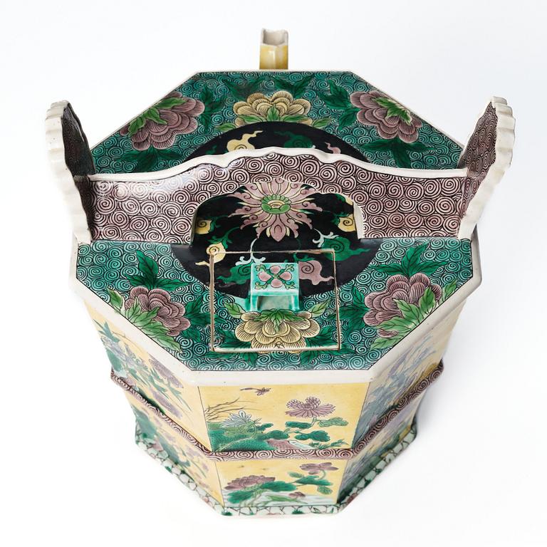 Kanna med lock, porslin. Sen Qingdynasti.