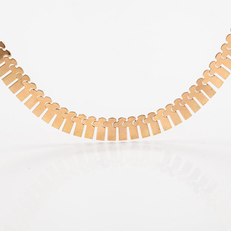 An 18K gold necklace. Italy.