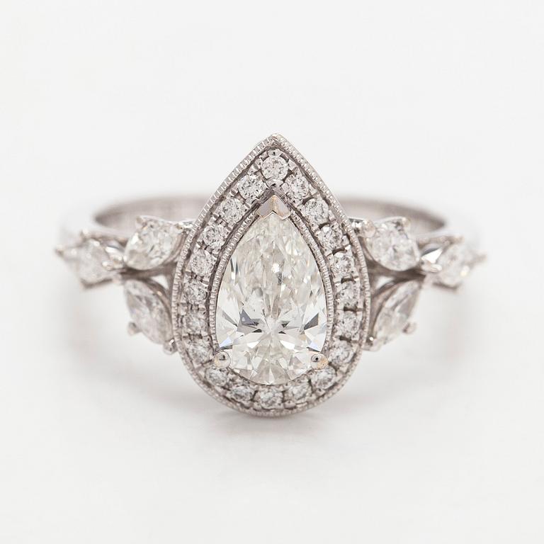 Ring, 18K vitguld med päronslipad diamant samt markis- och briljantslipade diamanter.