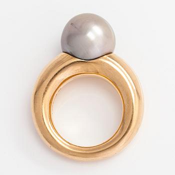 An 18K gold ring, with a cultured Tahiti pearl.