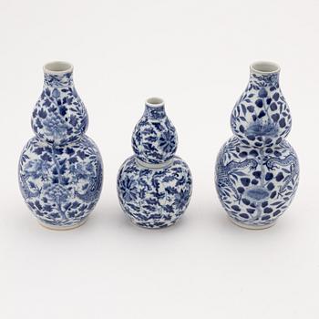 A set of three blue and white vases, Qing dynasty, 19th century.