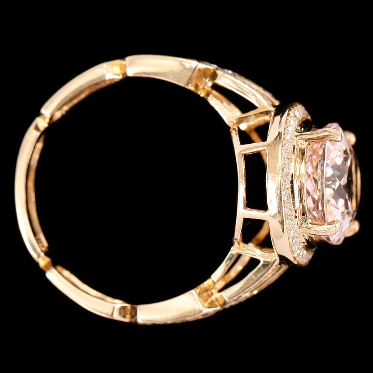 RING, 14k guld med fasetterad morganit, ca 3,62 ct, delvis infattad med små briljantslipade diamanter tot ca 0,26 ct.
