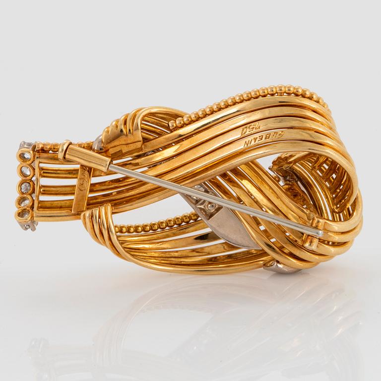 A Gübelin brooch in 18K gold set with round brilliant-cut diamonds.