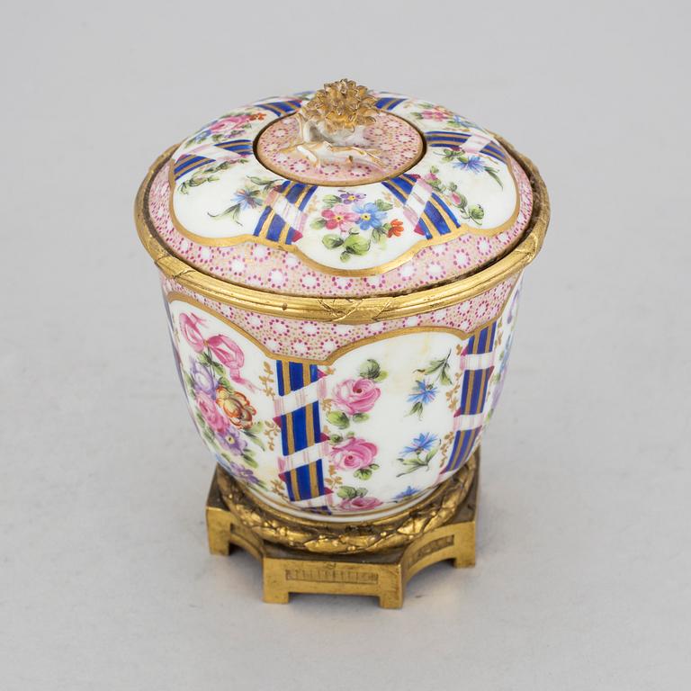 BLÄCKHORN, porslin och brons. Empire, 1800-talets första hälft.