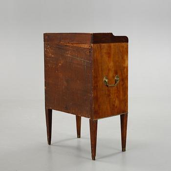 POTTSKÅP, sengustavianskt stockholmsarbete. Signerat Foltiern.