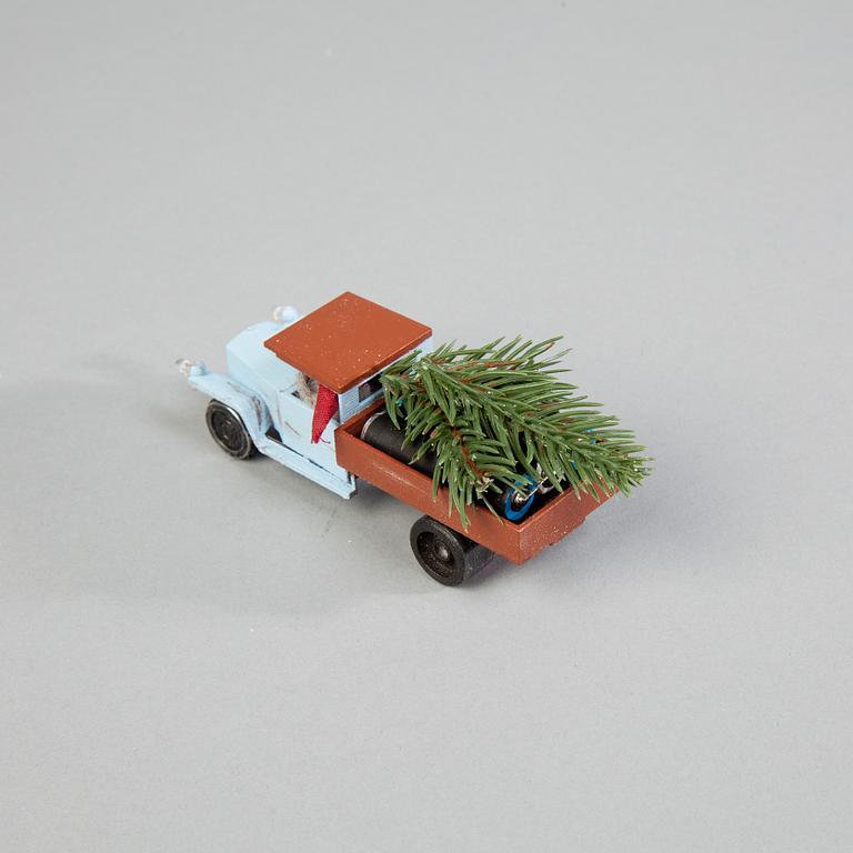 LASTBIL MED TOMTE OCH GRAN, NK 2014, JoAnn Tan Studio.