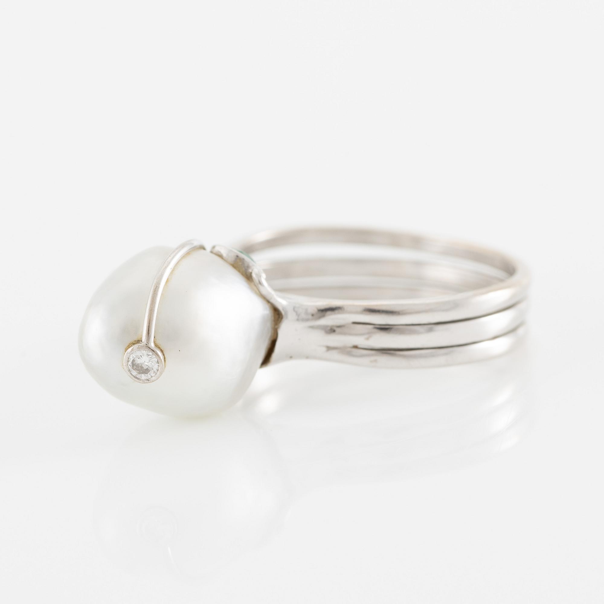 Ring 18K white gold with a baroque cultured pearl.