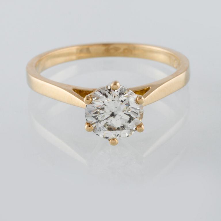 RING, 18K guld med briljantslipad diamant 1.03 ct. Vikt 2,9 gram.