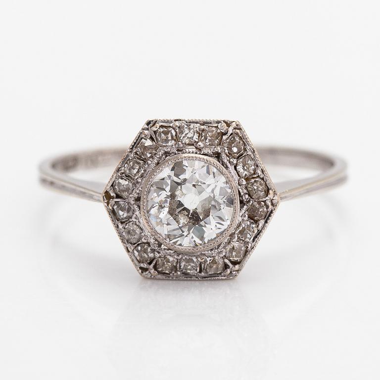 An 18K white gold ring with old-cut diamonds ca. 0.81 ct in total. Veikko Kalevi Piirainen, Helsinki 1974.