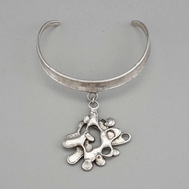 HALSBAND, försilvrat tenn, Jacob Hull, Danmark, 1970-tal.