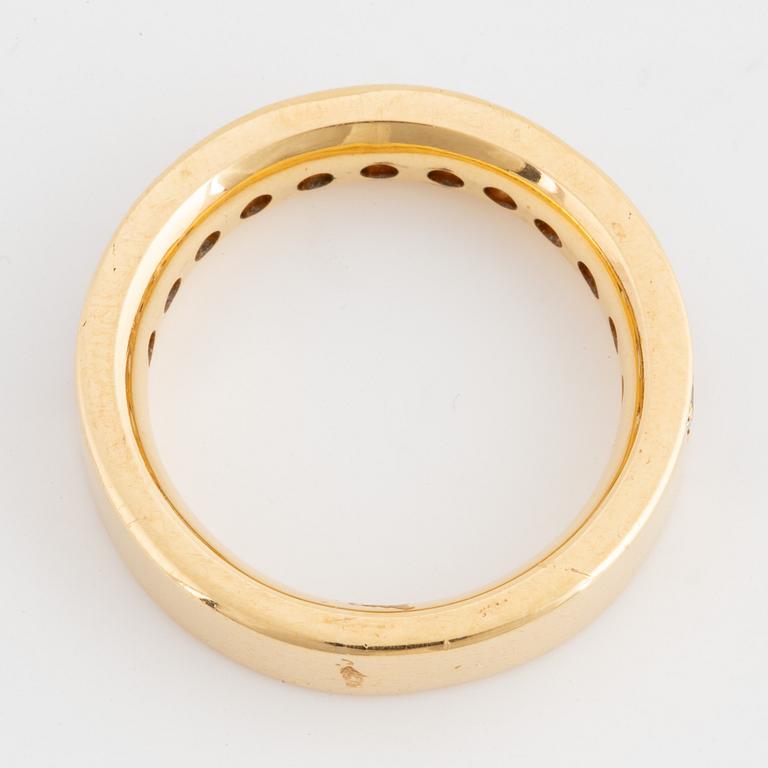 An half-eternity ca 1,20 ct brilliant-cut diamond ring.