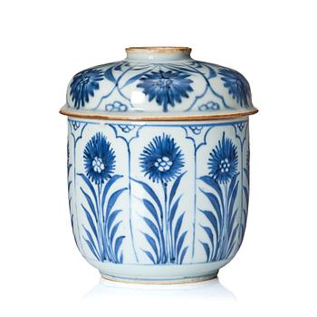 1132. A blue and white jar with cover, Qing dynasty, Kangxi (1662-1722).