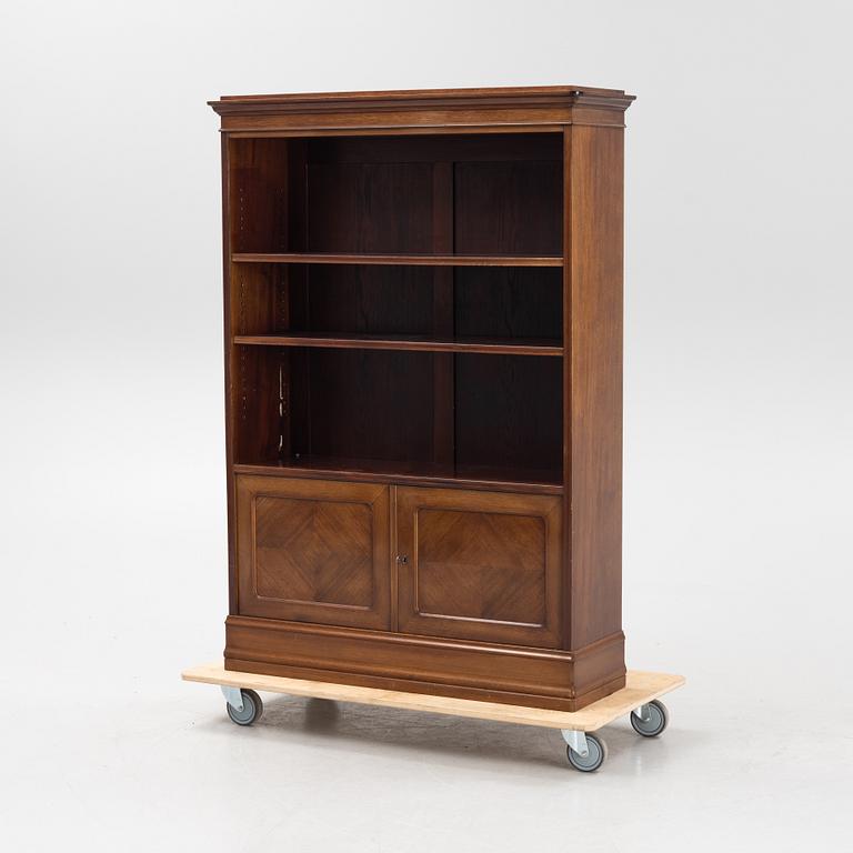 A mahogany bookcase with cabinet, 20th Century.