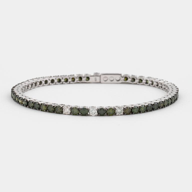 ARMBAND, med vita gröna diamanter, totalt circa 4.50 ct.