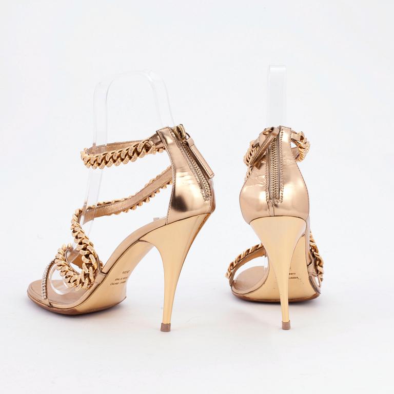 GIUSEPPE ZANOTTI för BALMAIN, ett par sandaletter. Storlek 39 1/2.