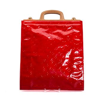 VÄSKA, Louis Vuitton. Röd monogram vernis.