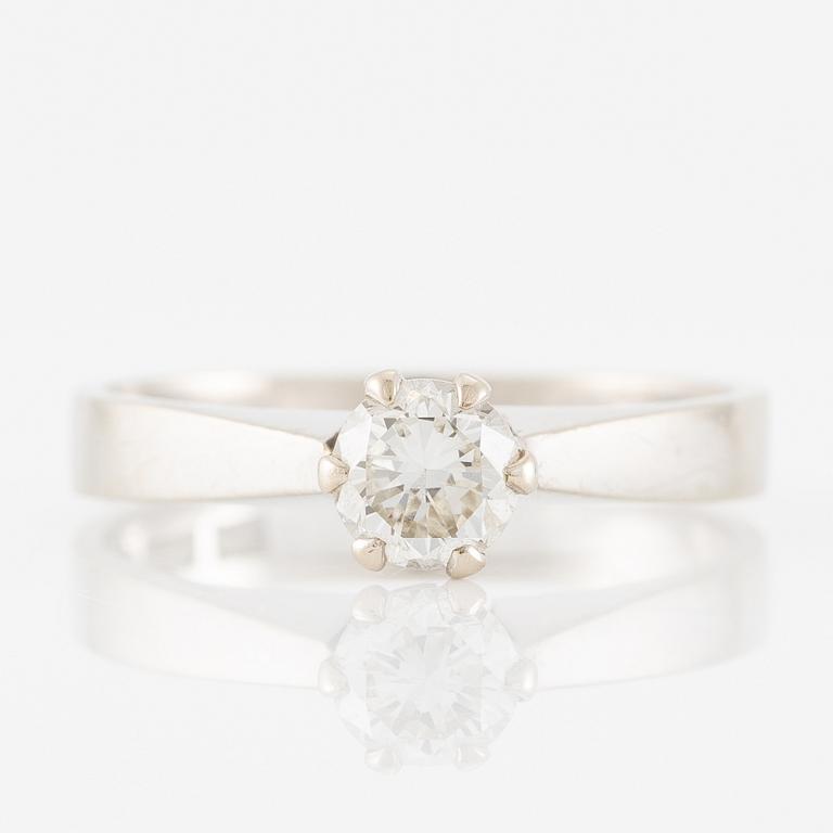 Ring 18K vitguld med en briljantslipad diamant.